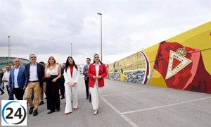 El estadio 'Enrique Roca' del Real Murcia estrena mural en honor a su historia y afición.