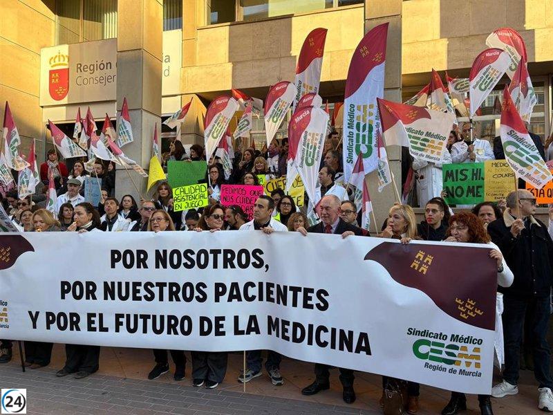 Médicos murcianos inician huelga con protesta frente a la Consejería de Salud.