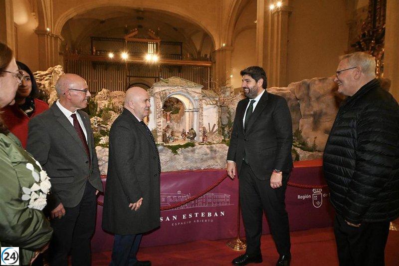 López Miras da inicio a la celebración navideña con la inauguración del belén en el Palacio de San Esteban.