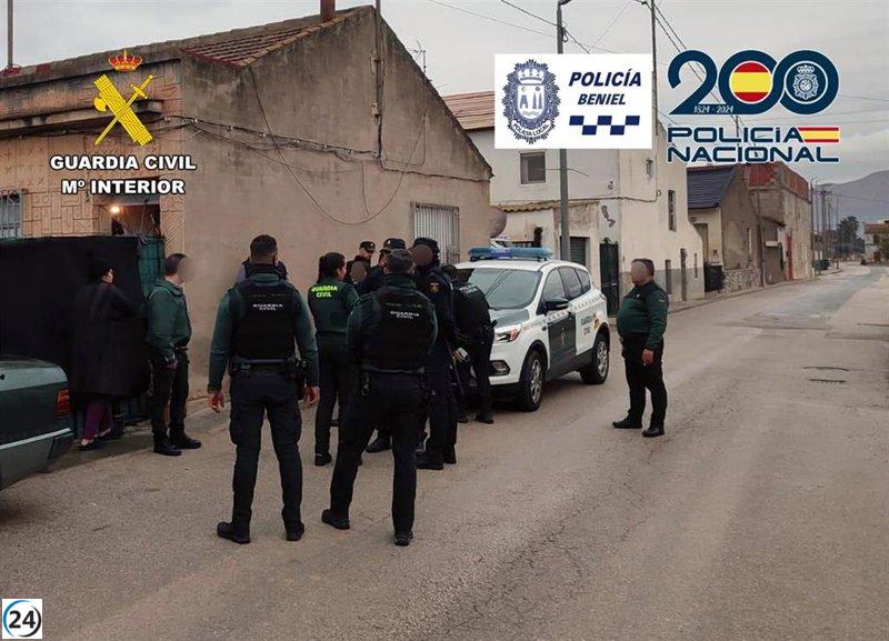 Operativo policial en Beniel resulta en la detención de más de 30 individuos por cuestiones de seguridad y extranjería.