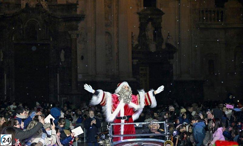 Murcia celebra la llegada de Papá Noel con un desfile lleno de magia y alegría.