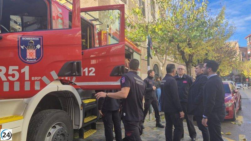 Bomberos de Murcia sorprenden a los niños del centro de acogida Cardenal Belluga con regalos.