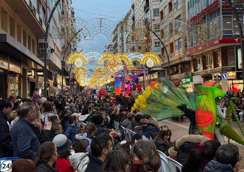 La Cabalgata de Reyes ilumina las calles de Murcia a pesar de la lluvia.