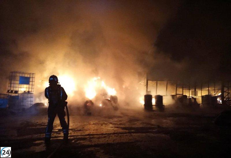 Incendio en planta de madera y residuos en Caravaca de la Cruz es extinguido por bomberos.