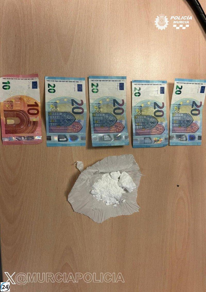 Detienen en Barriomar a dos hombres por posible tráfico de cocaína, según la Policía Local de Murcia.