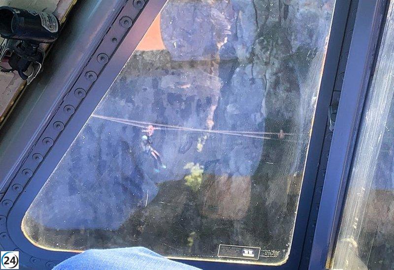 Bomberos salvan a mujer atrapada en tirolina a 50 metros de altura con helicoptero.