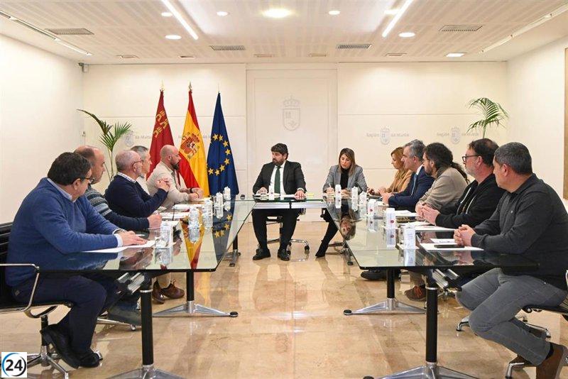 López Miras solicita a Sabic un plan de reconversión tras su encuentro con los empleados.