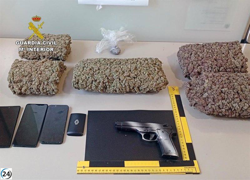 La Guardia Civil detiene vehículo de alquiler con casi tres kilos de marihuana en San Pedro, Murcia.