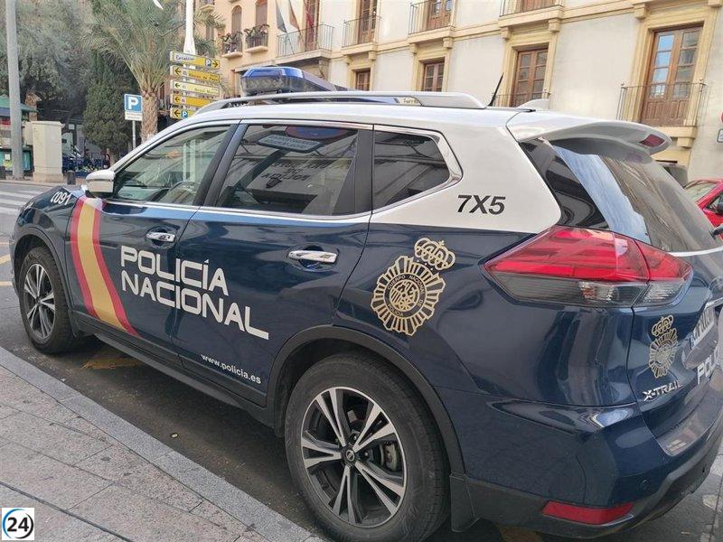 Tres detenidos por robo con fuerza en tienda del centro de Murcia.
