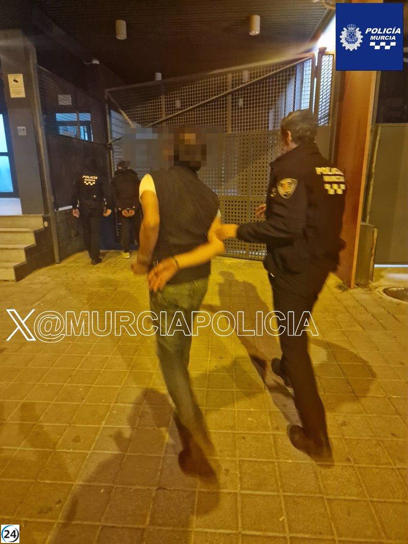 Dos individuos arrestados por el robo de un smartphone de alto valor en un céntrico café de Murcia.