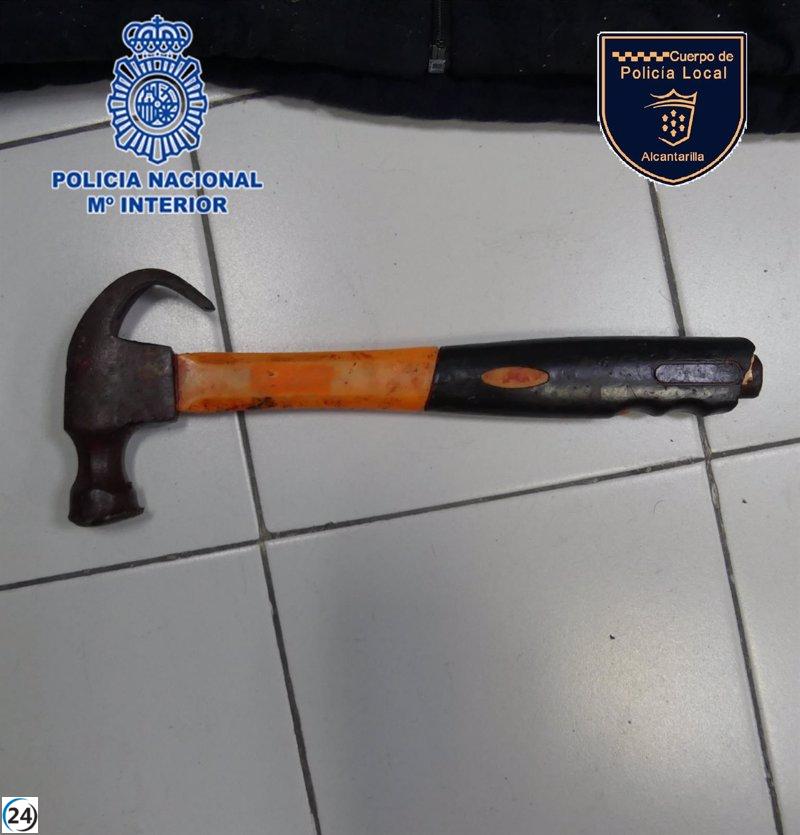 Arrestado sujeto en Alcantarilla (Murcia) por propinar más de 15 golpes con un martillo en la cabeza de un individuo.
