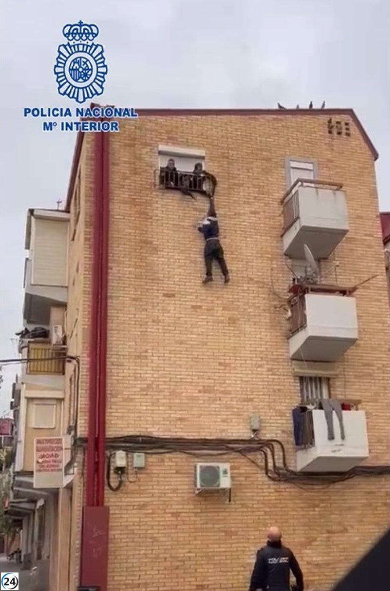 Heroico rescate de la Policía Nacional evita tragedia a hombre suspendido en ventana mientras intentaba escapar de las autoridades