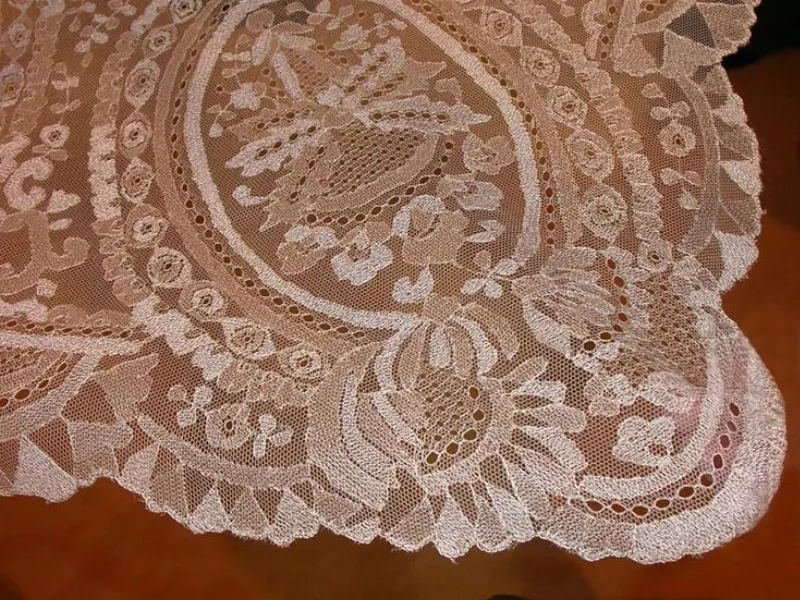 Las mantillas murcianas: una tradición artesanal de encajes hechos a mano